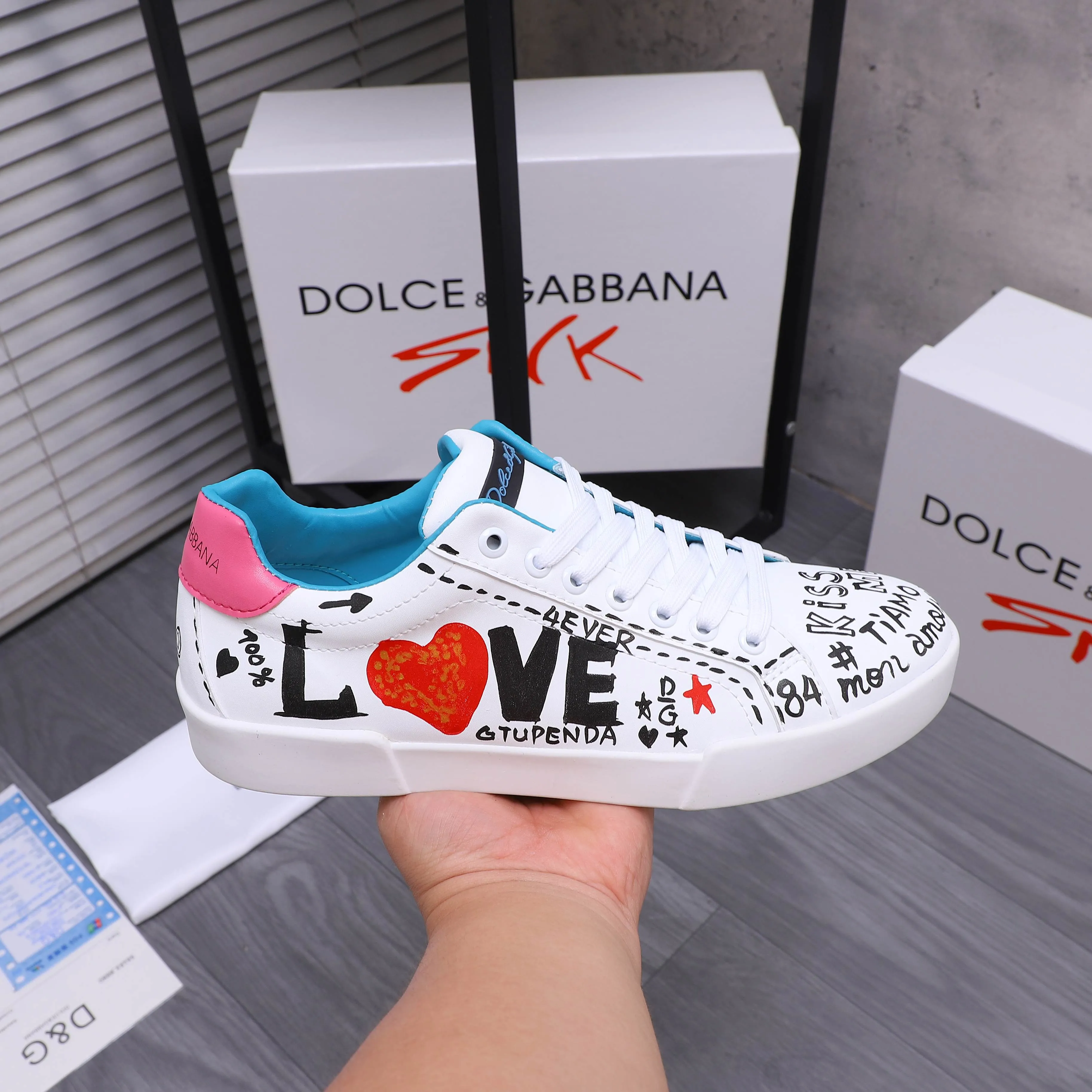 Men's shoes 💰480 Product trademark: DG (Dolce & Gabbana) couple's casual shoes Regular size: 35-46 (45.46 is custom-made and non-refundable) Product materials: Selected graffiti cowhide upper, leather lining, cowhide insole, original outsole